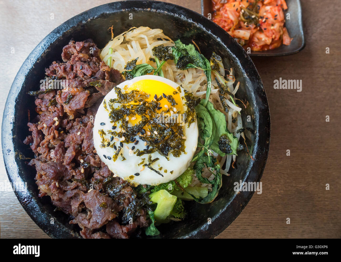 La cuisine coréenne : bibimbap, kimchi, boeuf, nouilles de riz, les verts, et un oeuf Banque D'Images