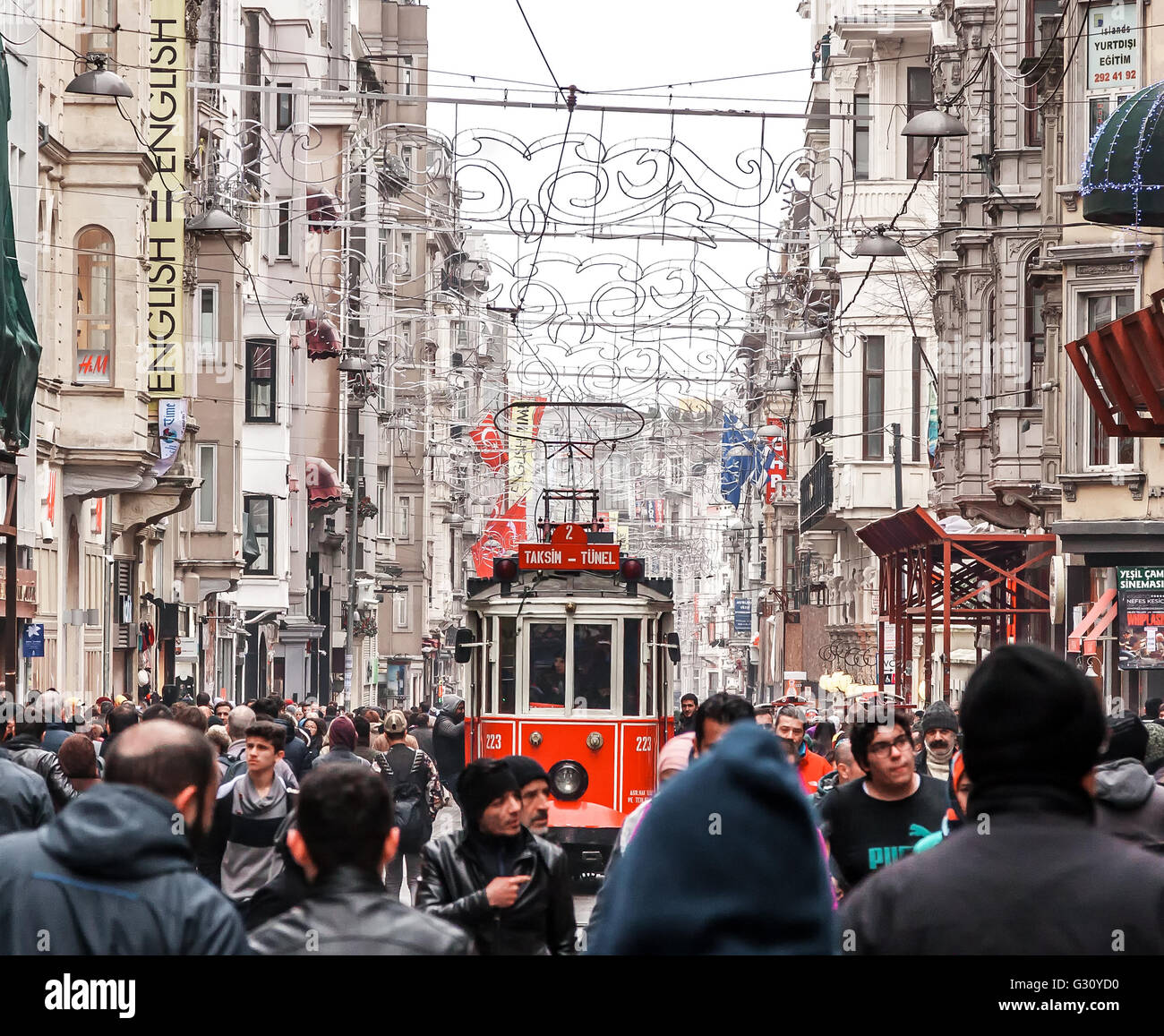 Istambul, Turquie - Février 2015 : La rue Istiklal. Istanbul, Turquie Banque D'Images