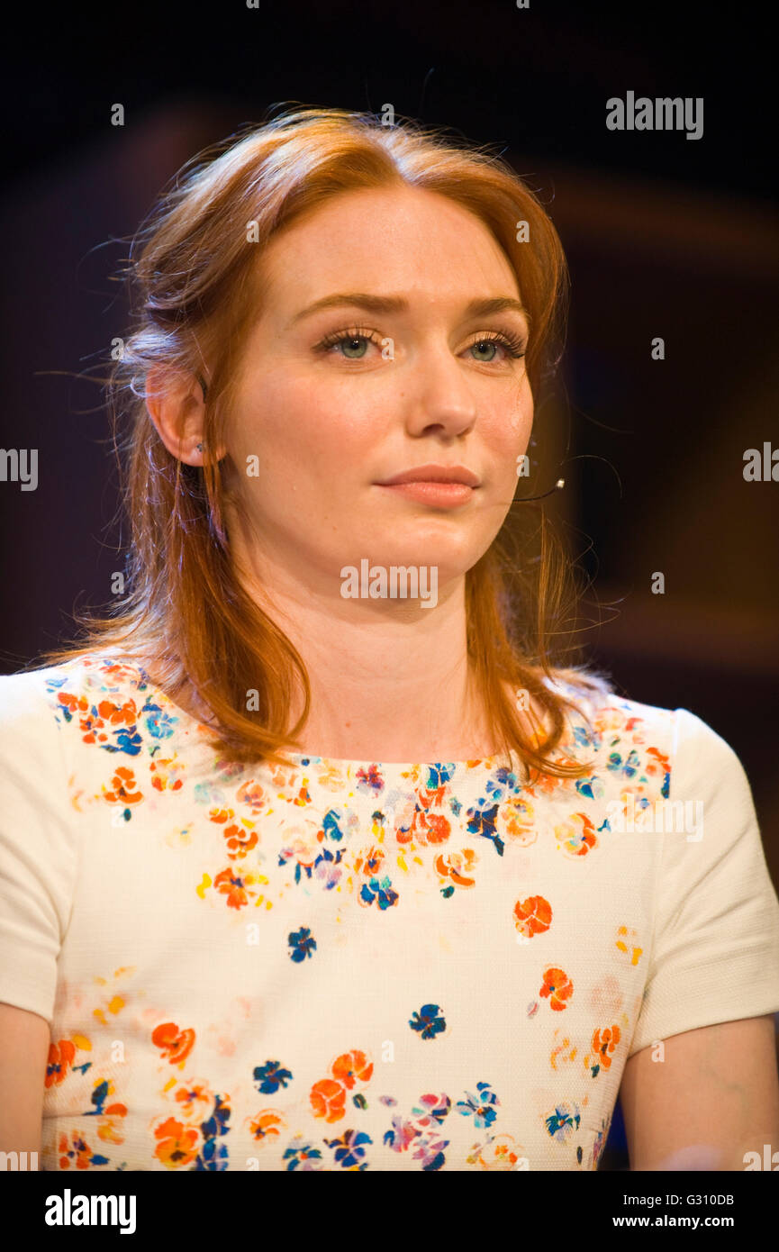 Eleanor Tomlinson qui a joué dans la 2015 Demelza Poldark BBC production d'Poldark parlant sur scène à Hay Festival 2016 Banque D'Images