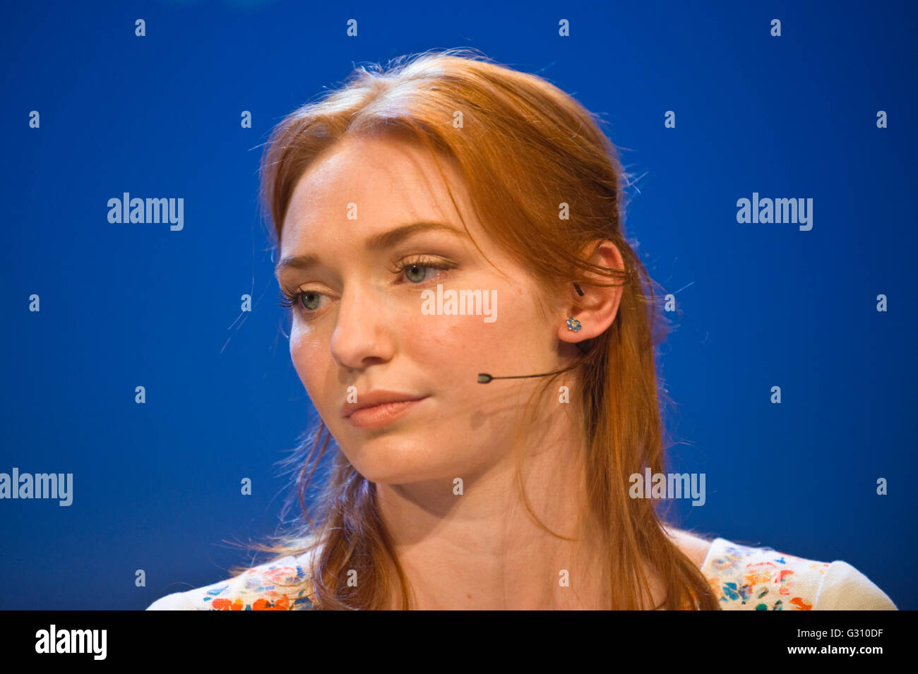 Eleanor Tomlinson qui a joué dans la 2015 Demelza Poldark BBC production d'Poldark parlant sur scène à Hay Festival 2016 Banque D'Images