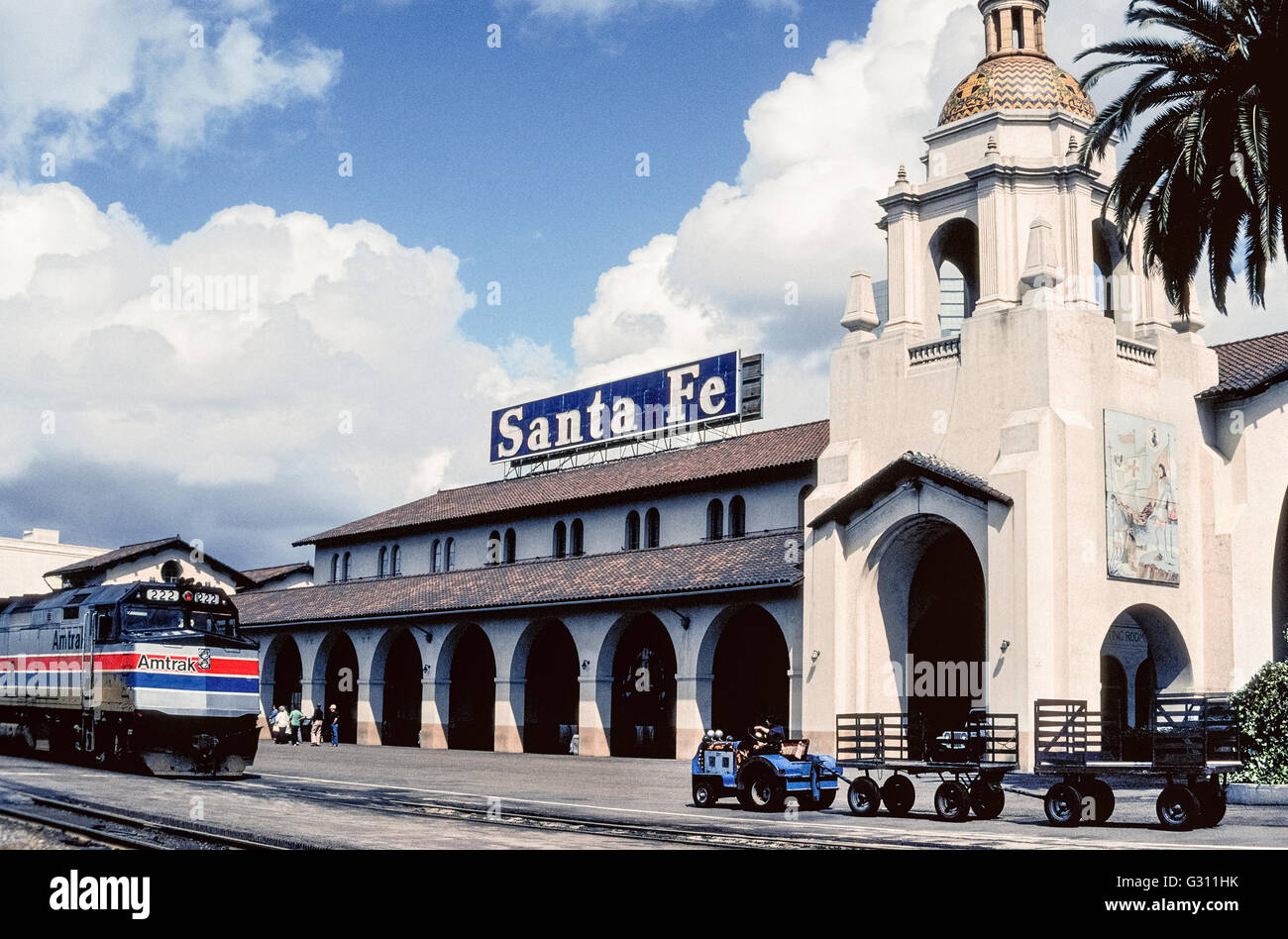 Le Santa Fe Depot est une ancienne station de train qui a ouvert en 1915 comme l'extrémité sud de l'Atchison, Topeka and Santa Fe Railway dans le centre-ville de San Diego, Californie, USA. Reconnue pour son style néo-Mission de l'architecture, le dépôt maintenant sert des chariots de banlieue ainsi qu'Amtrak, le National Railroad Passenger avec des trains qui vont du nord de Los Angeles et de destinations. Banque D'Images