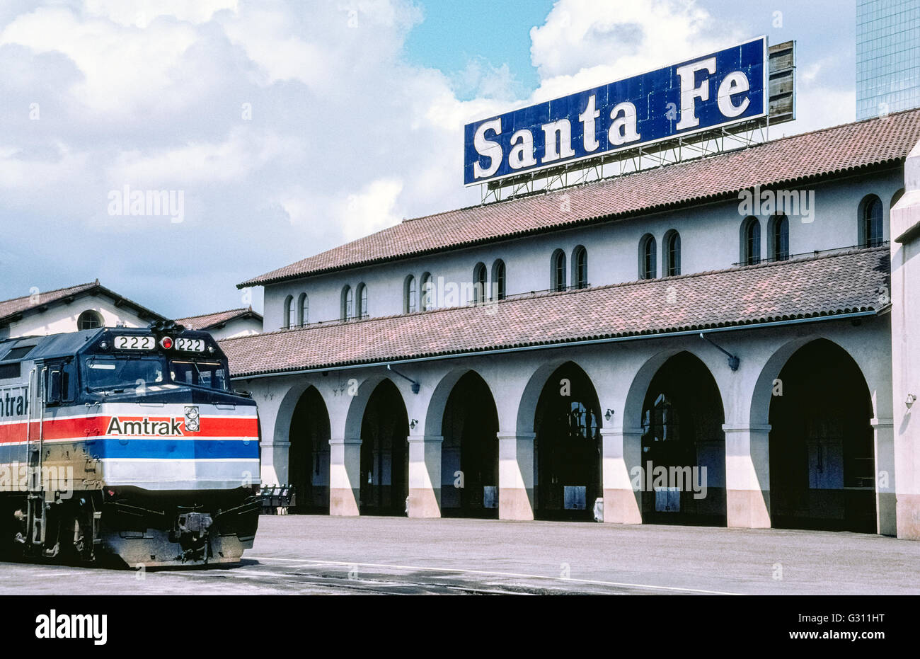 Le Santa Fe Depot est une ancienne station de train qui a ouvert en 1915 comme l'extrémité sud de l'Atchison, Topeka and Santa Fe Railway dans le centre-ville de San Diego, Californie, USA. Reconnue pour son style néo-Mission de l'architecture, le dépôt maintenant sert des chariots de banlieue ainsi qu'Amtrak, le National Railroad Passenger avec des trains qui vont du nord de Los Angeles et de destinations. Banque D'Images