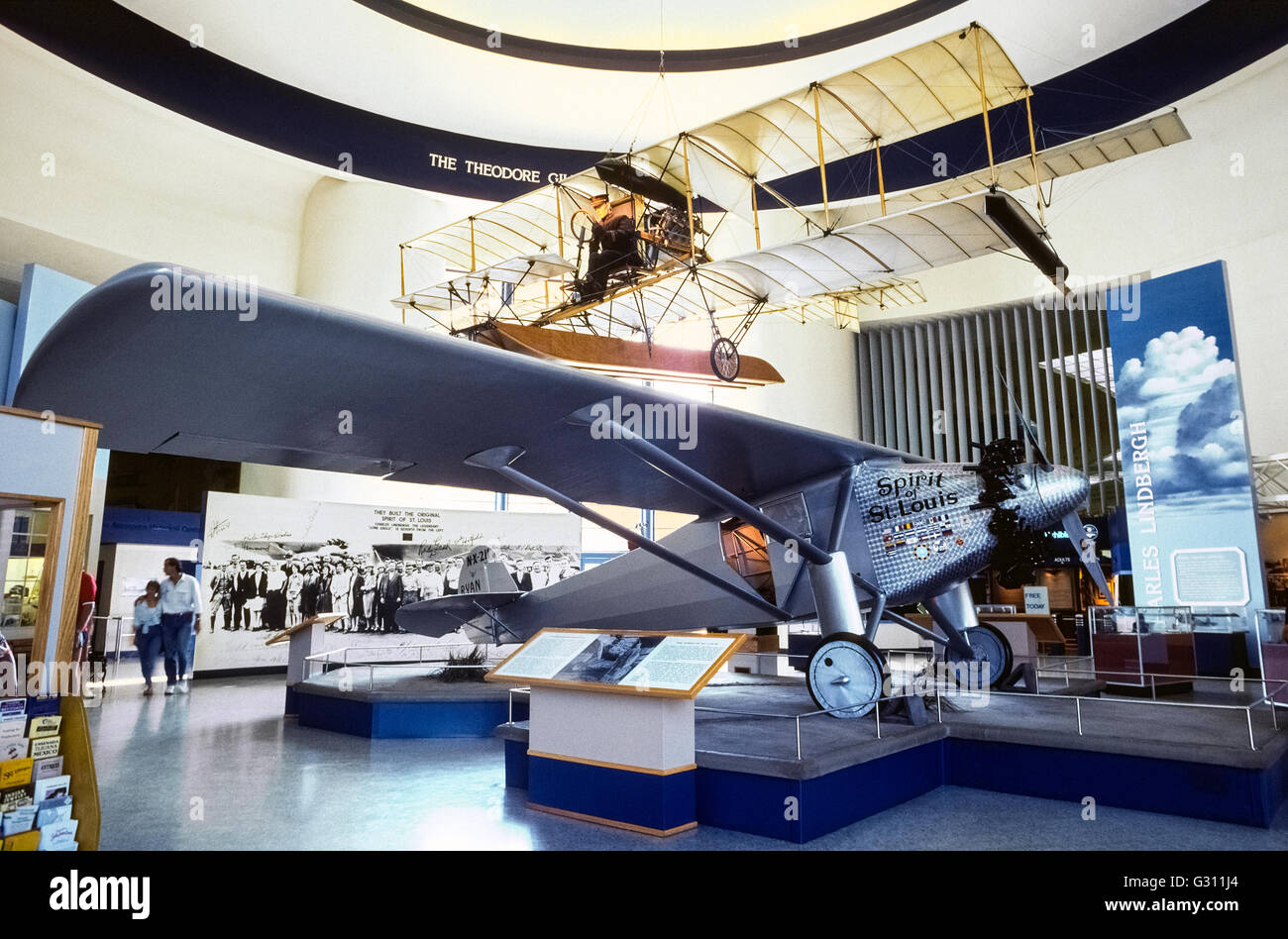 Une réplique de la Charles A. Lindbergh's 'Spirit of Saint Louis' avion qui a été le premier à voler sans escale de New York à Paris en 1927 est une attraction majeure au San Diego Air & Space Museum à San Diego, Californie, USA. Avec l'appui financier de la Missouri city après qu'il a été nommé, le était monoplan conçu, construit et testé à San Diego avant de prendre son vol historique qui a eu 33-1/2 heures et a gagné 25 000 $ Lindbergh en prix en argent. Affiché au-dessus de 'l'esprit de Saint Louis" est un des premiers avions planeur. Banque D'Images