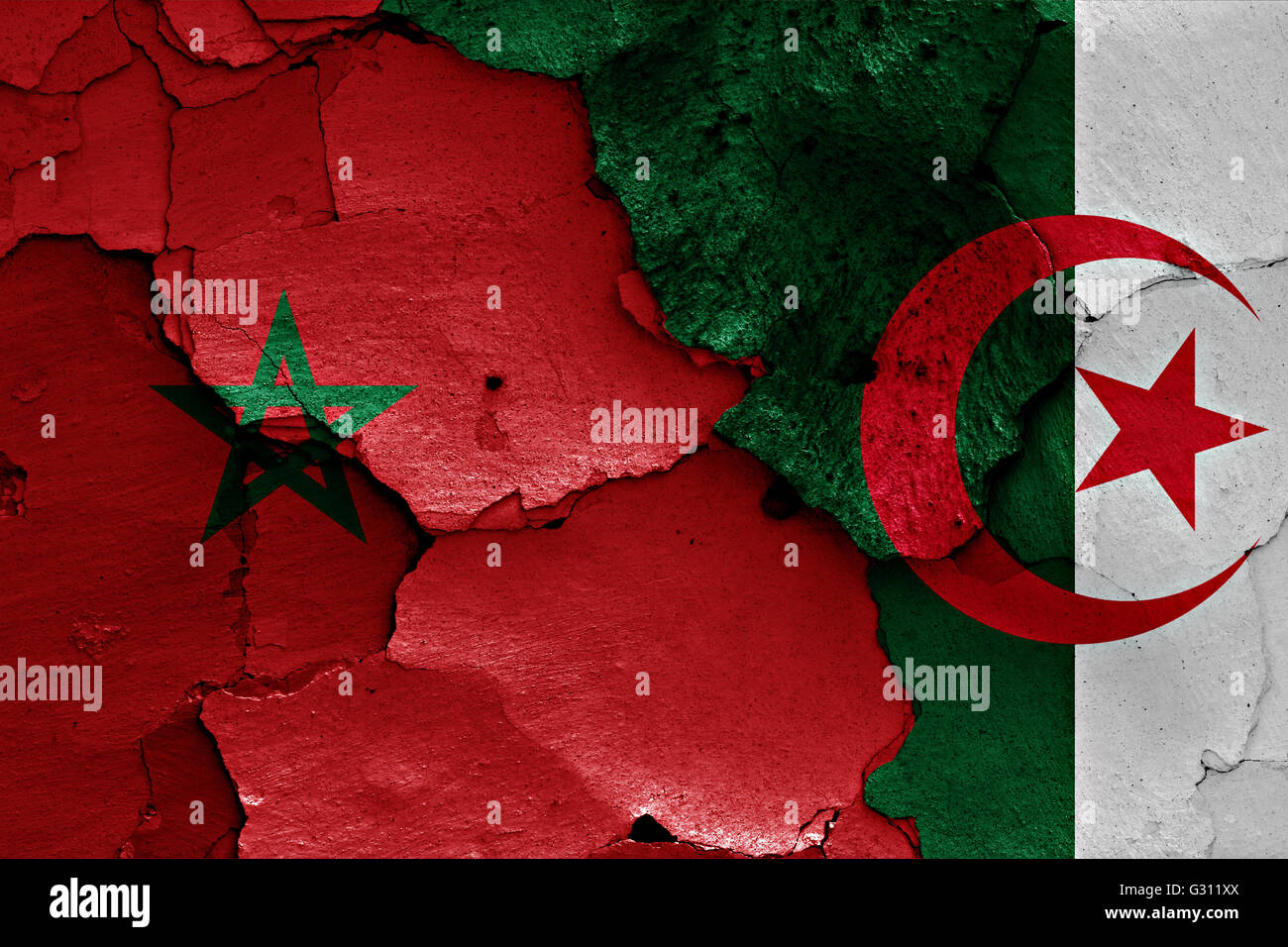 Drapeaux du Maroc et l'Algérie peint sur mur fissuré Banque D'Images