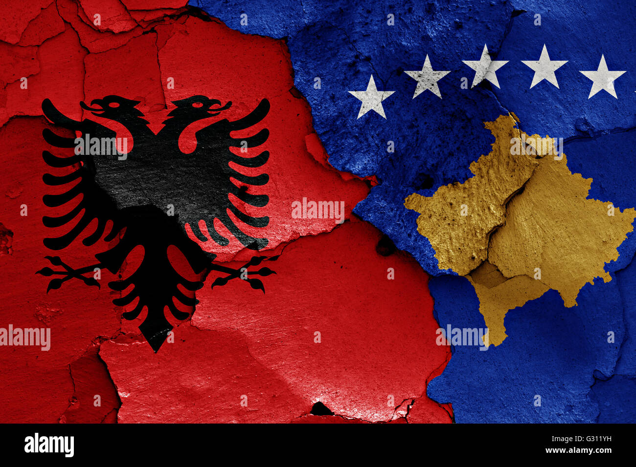 Drapeaux de l'Albanie et le Kosovo peint sur mur fissuré Banque D'Images