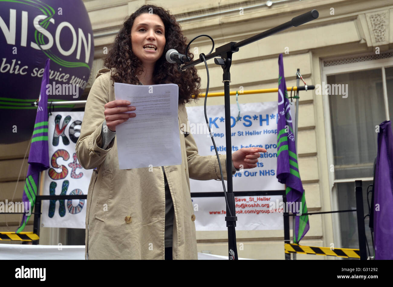 Santé Ministère,Whitehall,London,UK.Malia chef Bouattia NUS Union Nationale des manifestants étudiants parle aux infirmières.protestation devant Richmond House Ministère contre les infirmières de santé remplacement bourses avec prêt. Banque D'Images