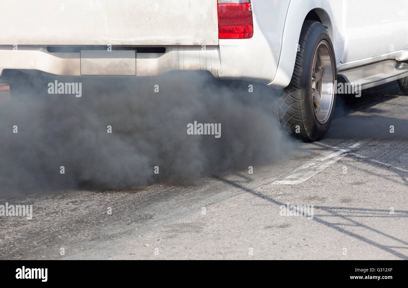 La pollution de l'air d'échappement du véhicule sur route Banque D'Images