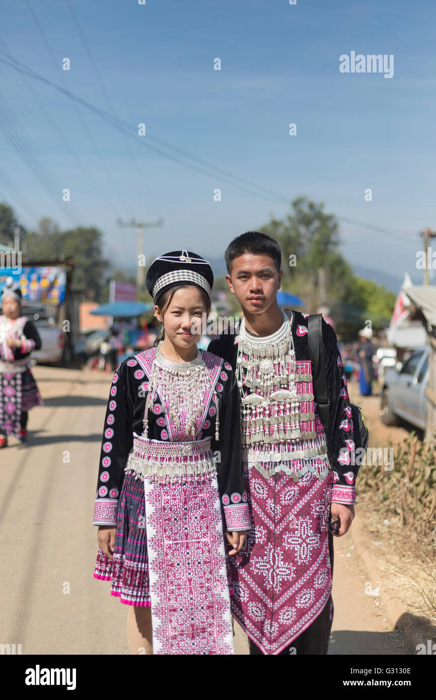CHIANG MAI, THAÏLANDE - jan 12 : femme Hmong non identifié portant des vêtements traditionnels pour célébrer la nouvelle année dans les tribus Hmong' Banque D'Images