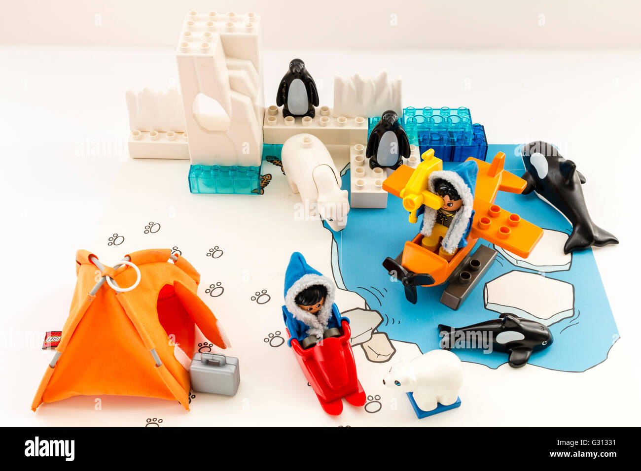 Lego Duplo explorer ensemble de l'Arctique. Angle Haut à Bas au camp de  base sur la glace avec lego, hydravion, les pingouins et les ours polaires  Photo Stock - Alamy