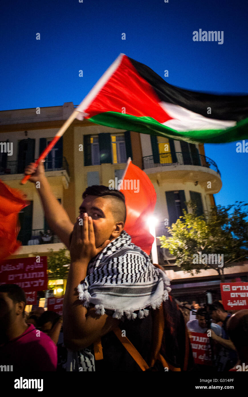 Démonstrations sur Allenby Street près de marché de Carmel à Tel Aviv par la Liste Arabe Unie. Banque D'Images