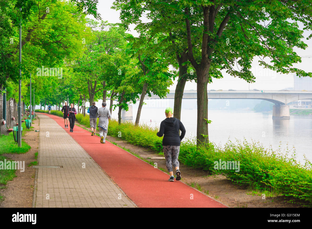 L'île Margaret de Budapest, vue sur les personnes qui s'exécutent sur la piste de jogging qui entoure l'île Margit-sziget à Budapest, Hongrie. Banque D'Images
