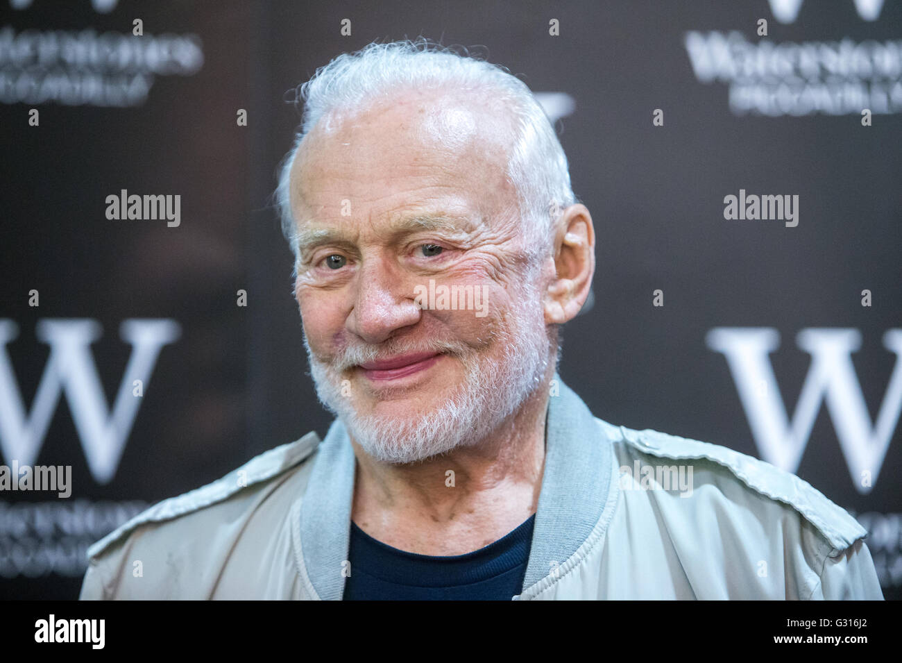 Buzz Aldrin lors d'une séance de signature de son livre 'aucun rêve n'est trop élevé : Leçons de vie d'un homme qui a marché sur la Lune" Banque D'Images