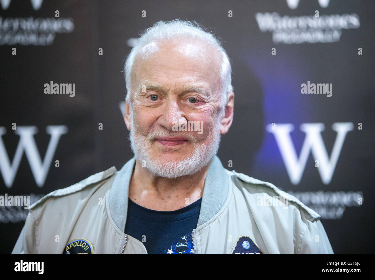 Buzz Aldrin lors d'une séance de signature de son livre 'aucun rêve n'est trop élevé : Leçons de vie d'un homme qui a marché sur la Lune" Banque D'Images
