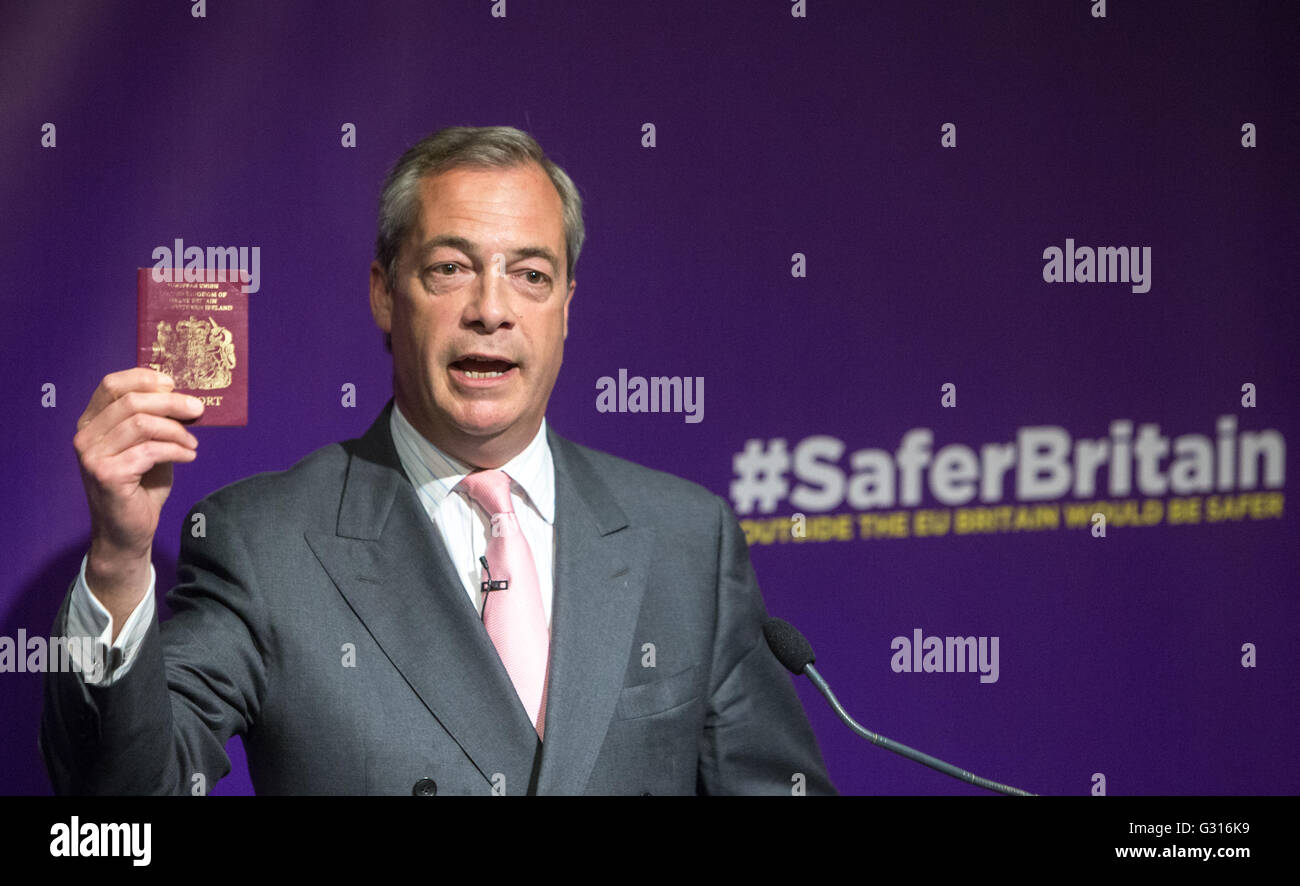 Leader de l'UKIP, Nigel Farage, donne un discours à Westminster, incitant les gens à voter laisser dans l'Union européenne référendum le 23 juin Banque D'Images