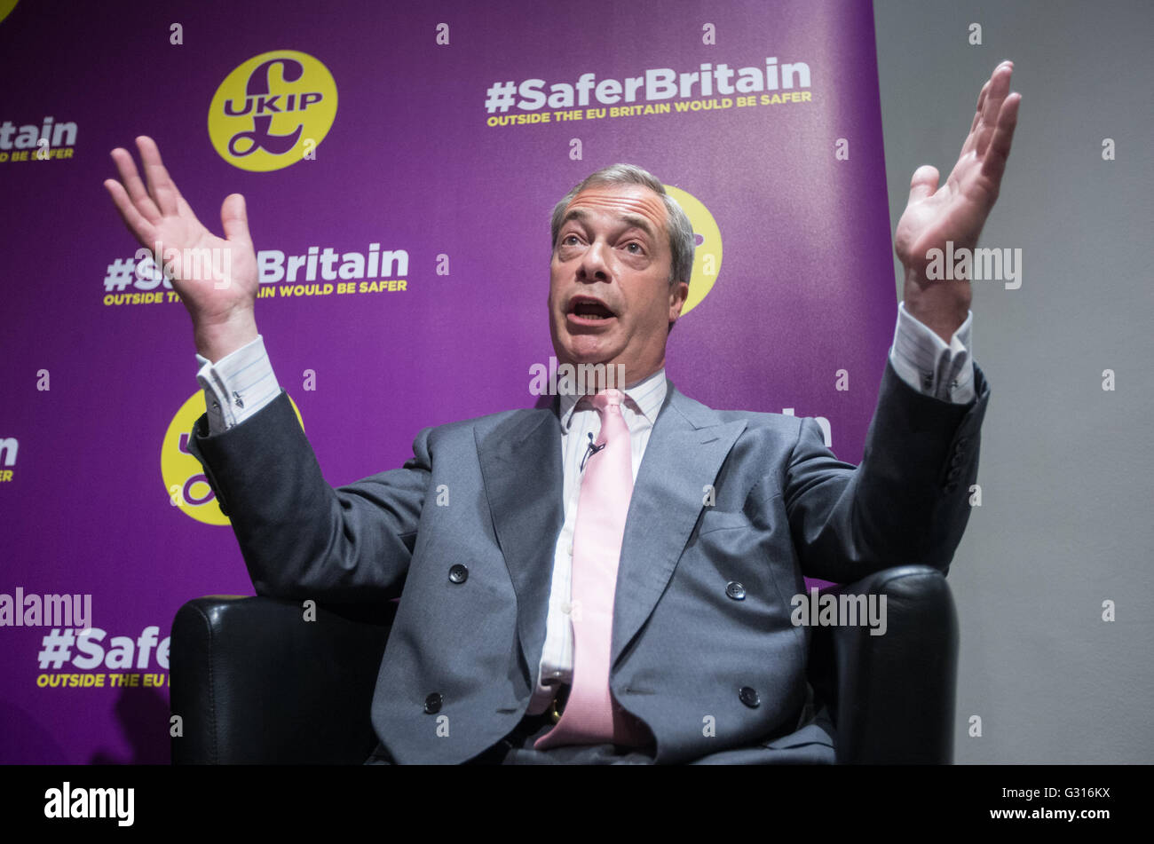 Leader de l'UKIP, Nigel Farage, donne un discours à Westminster, incitant les gens à voter laisser dans l'Union européenne référendum le 23 juin Banque D'Images