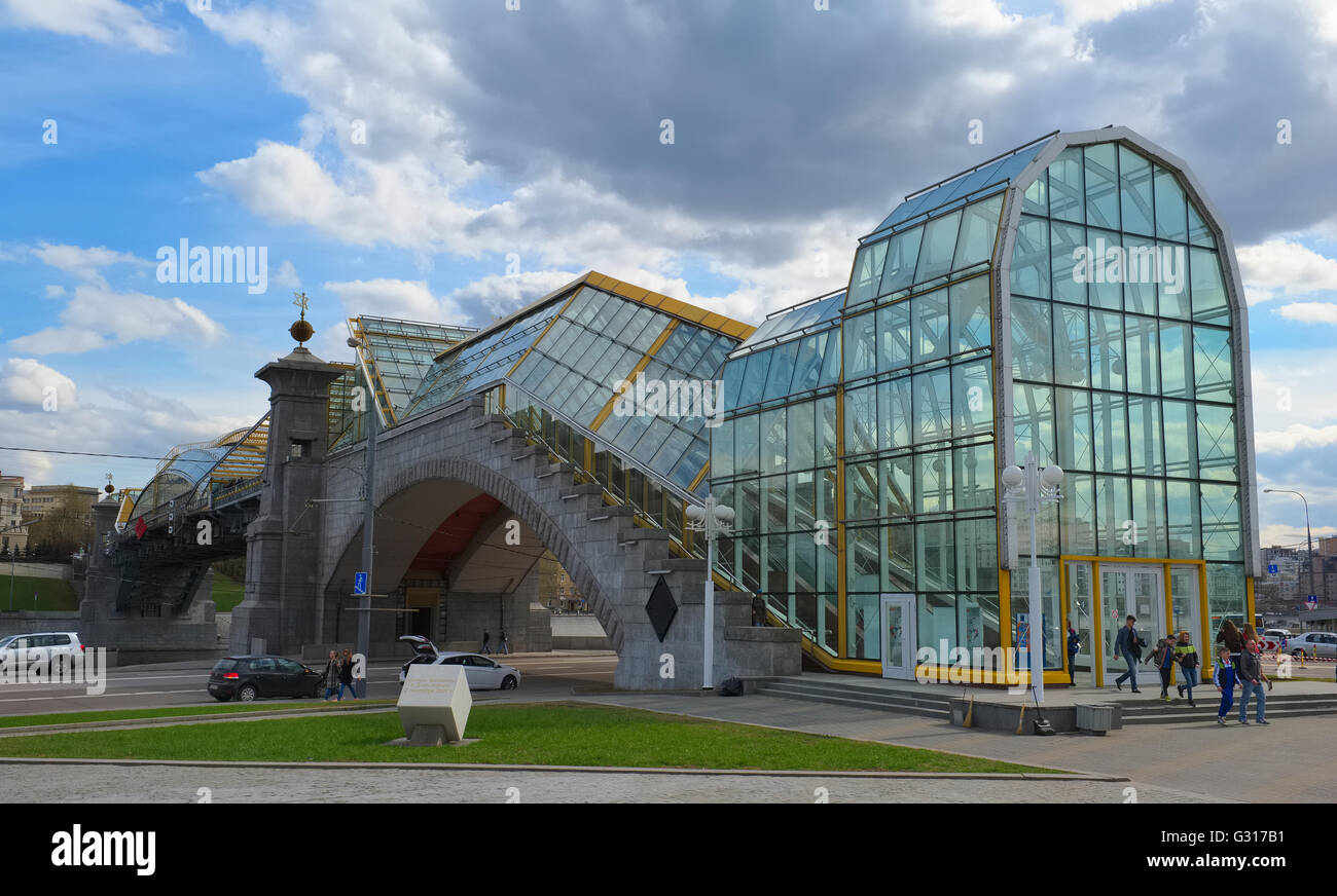 Passerelle pour piétons Bogdan Khmelnitski ou Kyivskiy passerelle au-dessus de la rivière de Moscou Banque D'Images