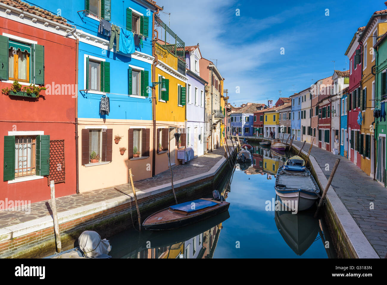 Bâtiments exceptionnellement, des bateaux stationnés dans les canaux, la ville de Burano. Banque D'Images