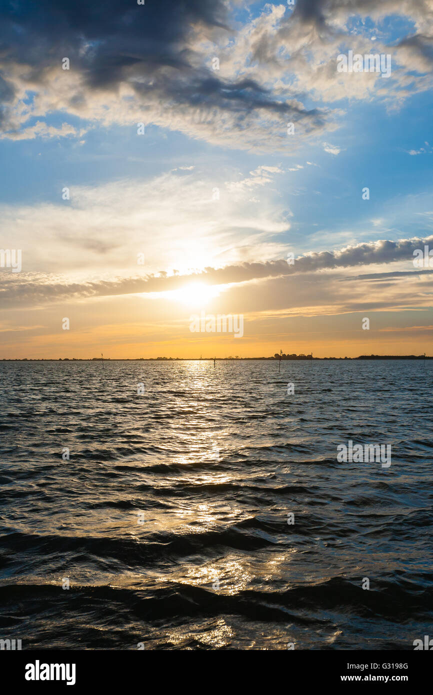 Coucher de soleil sur l'eau de 'Delta del Po', paysage italien. l'eau et le ciel Banque D'Images