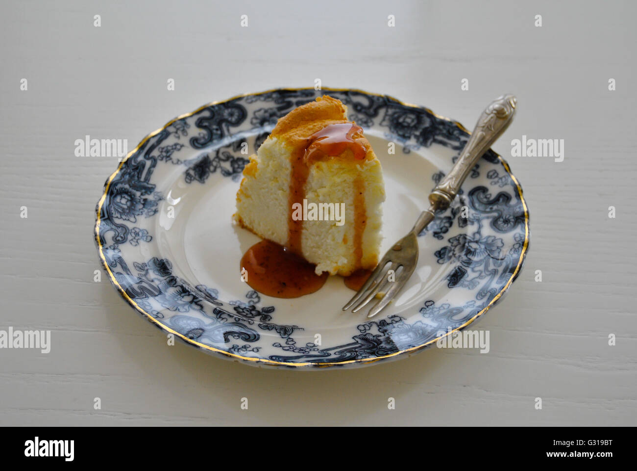 Gros plan d'une tranche de gâteau ange sur une assiette, dessert maison. L'alimentation Banque D'Images
