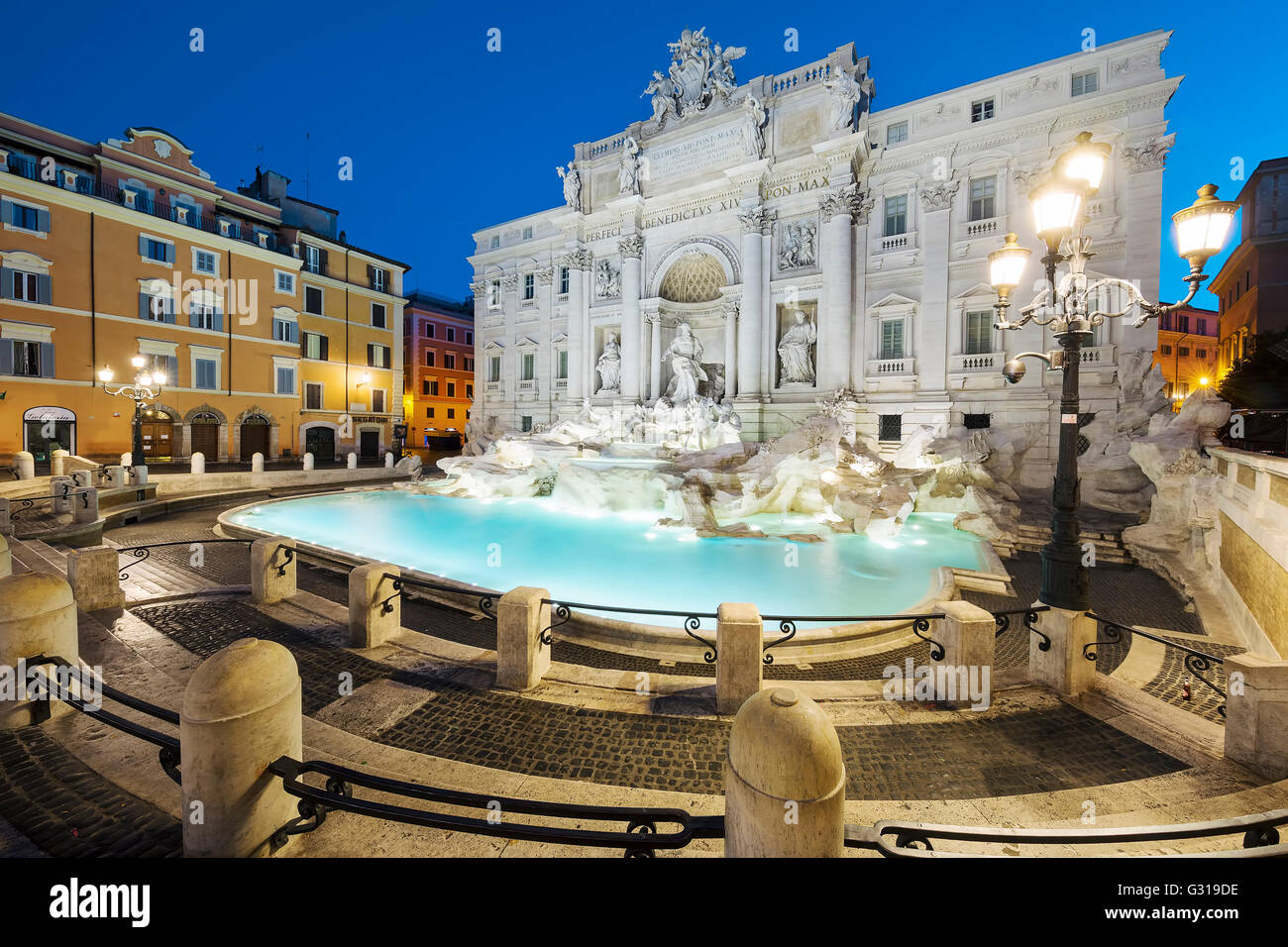Fontaine de Trevi par nuit, Rome, Italie. Banque D'Images