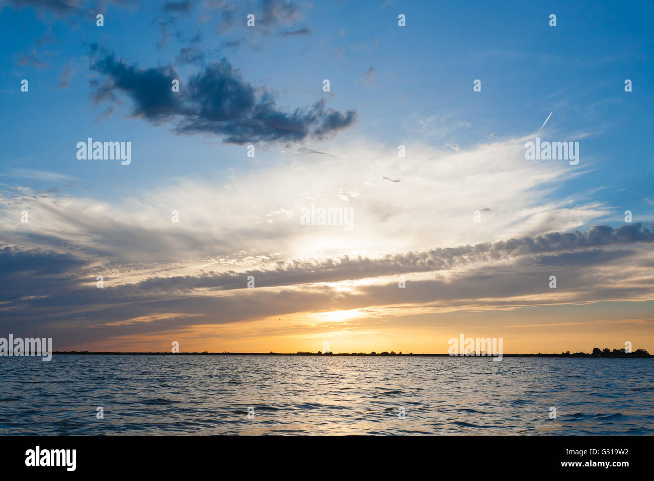 Coucher de soleil sur l'eau de 'Delta del Po', paysage italien. l'eau et le ciel Banque D'Images