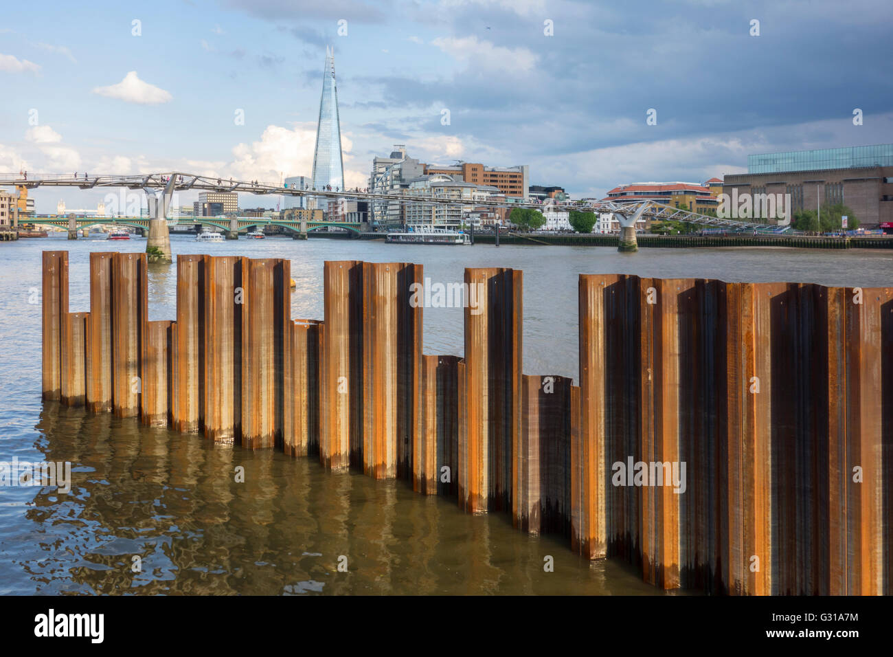 Les retenues de l'acier dans la Tamise pour le nouveau Blackfriars Pier, propose pour la Thames Tunnel Tideway construction. London, UK Banque D'Images