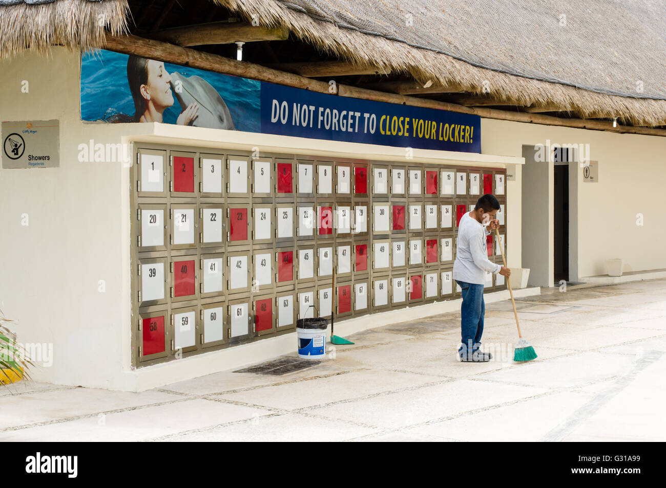 Nettoyage de la zone de blocage de l'employé au centre d'accueil au Costa Maya, Mexique Banque D'Images