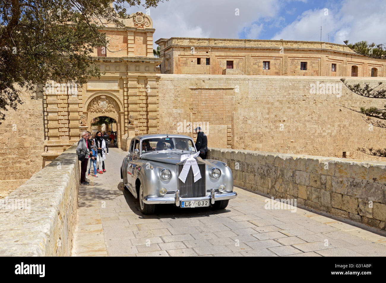 Voiture de mariage - Mdina Gate Banque D'Images