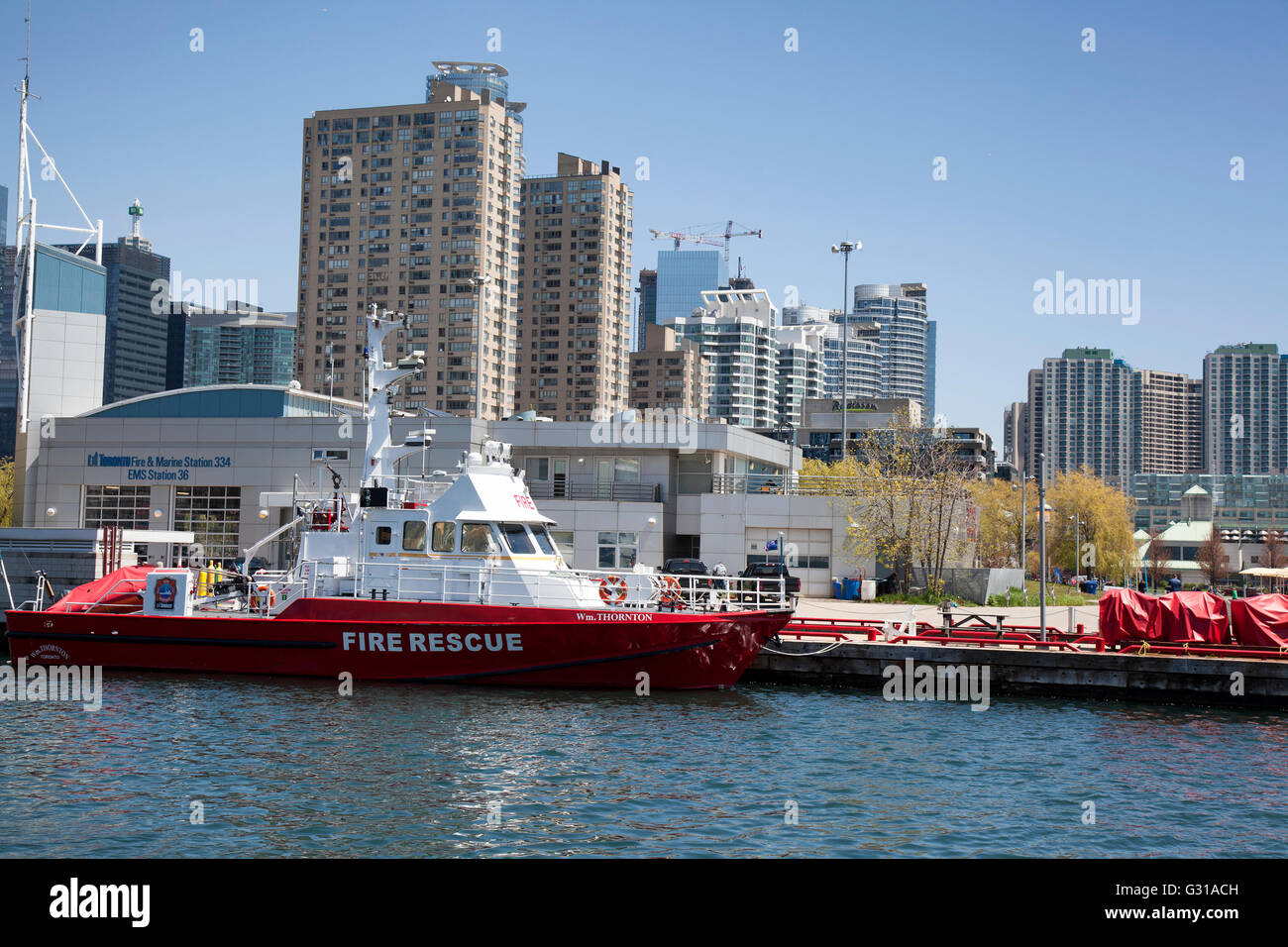 TORONTO - 17 mai 2016 : Situé sur Queens Quay West de Toronto Harbourfront Centre, incendie et Marine Station 334 Station 3 et l'EMS Banque D'Images