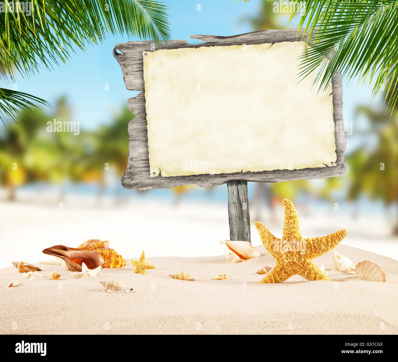 Concept d'été vide avec planche en bois et le papier blanc pour le message. Plage de sable tropicales sur l'arrière-plan. Banque D'Images