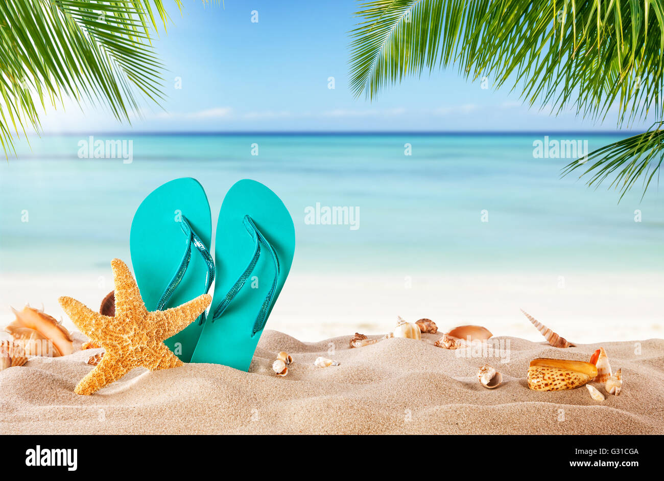 L'été sur une plage de sable, flipflop mer flou sur l'arrière-plan. Concept de relaxation exotique d'été Banque D'Images