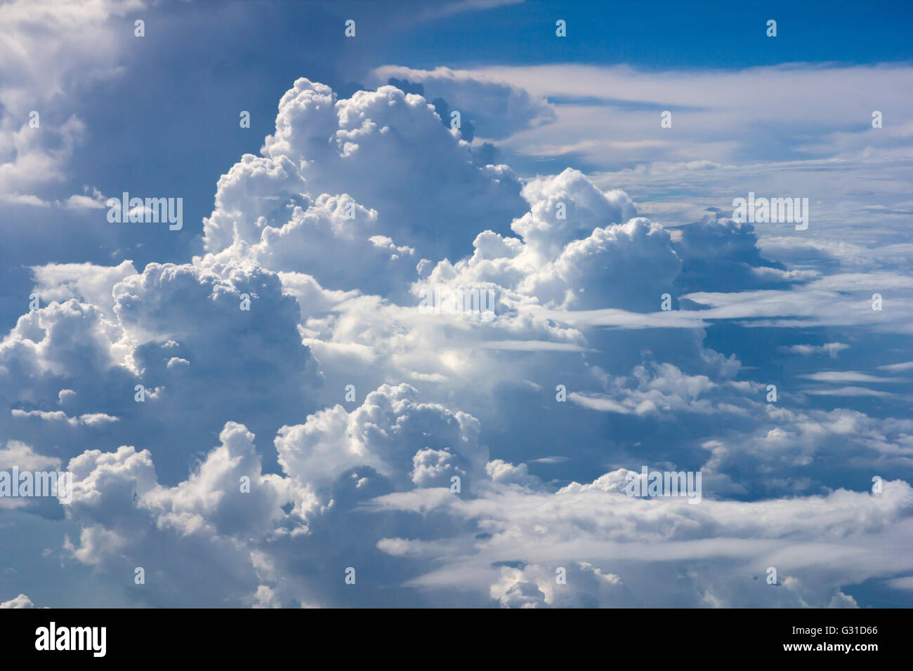 Ciel bleu nuages de fond de nuage propagation Banque D'Images