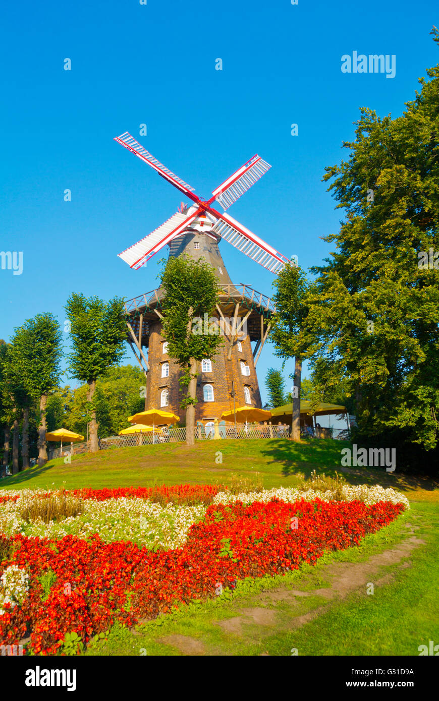 Mühle am Wall, le moulin à vent avec café, parc Wallanlagen, le centre de Brême, Allemagne Banque D'Images