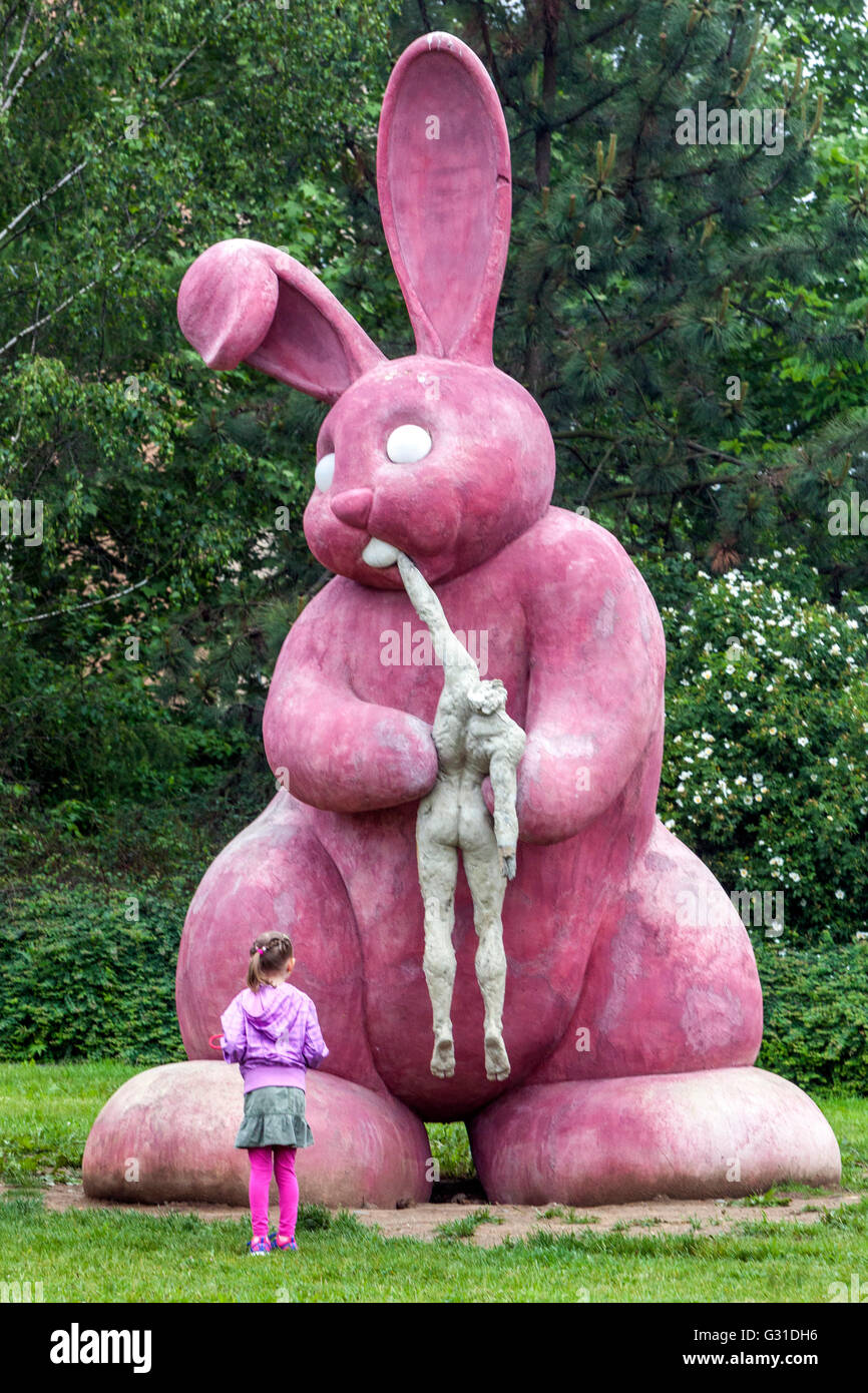 Sculpture tchèque moderne en plein air Statue du lapin rose qui mange l'homme par Adam Trbusek, Pilsen République tchèque Banque D'Images