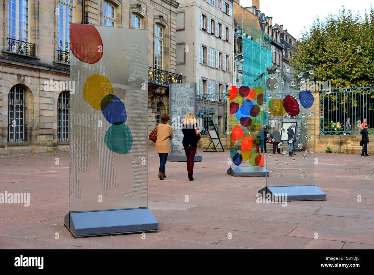 Strasbourg, France, l'art du verre sur la terrasse du Palais Rohan Banque D'Images