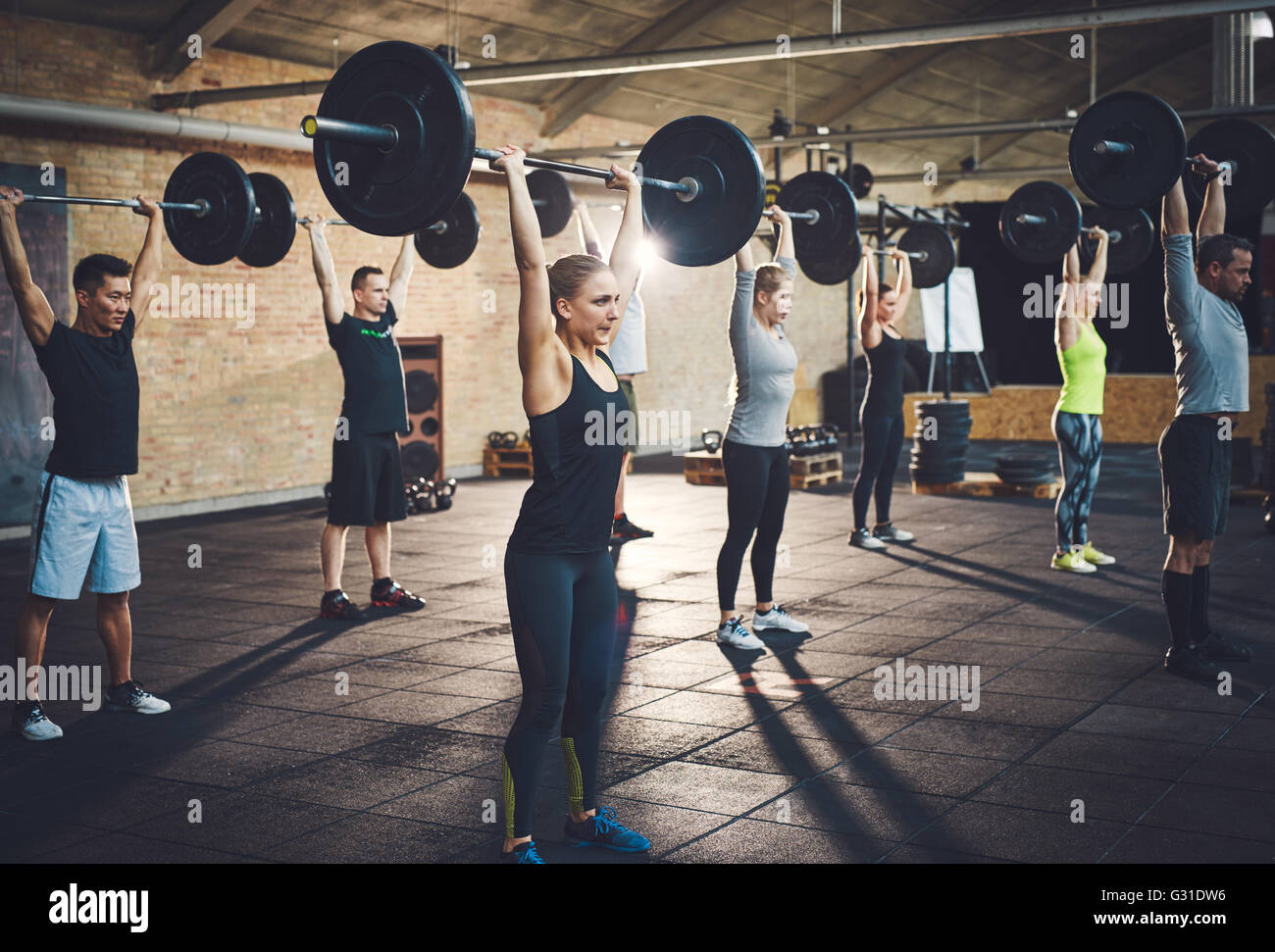 Mettre en place les jeunes tiges de levage à l'accent, l'entraînement en salle de sport Banque D'Images