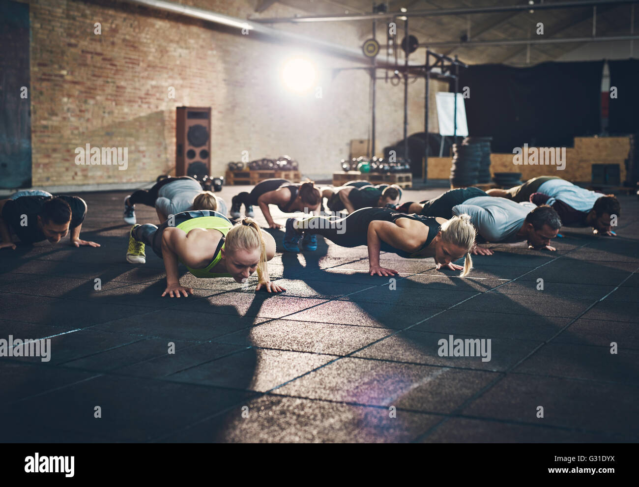 Mettre en place des jeunes faisant pompes dans un gymnase à l'accent Banque D'Images