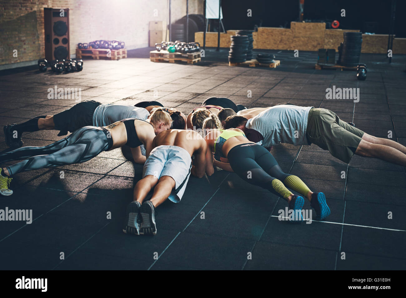 Mettre en place les jeunes axés sur platelage ensemble dans un cercle dans une salle de sport Banque D'Images