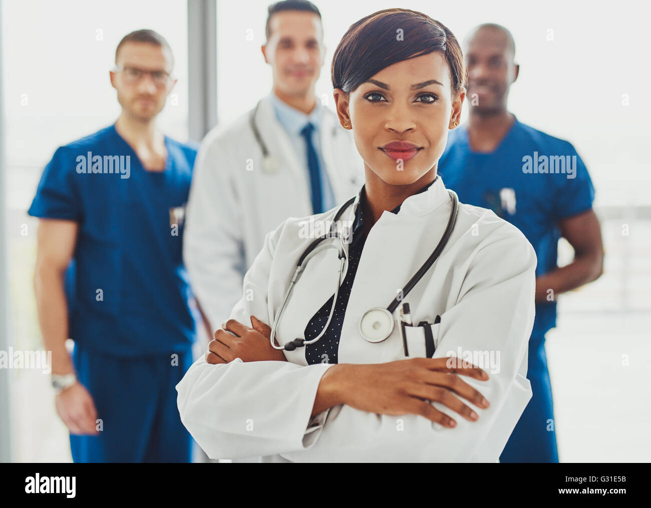 Femme médecin noir en face de l'équipe, à la caméra à l'équipe médicale avec en arrière-plan Banque D'Images