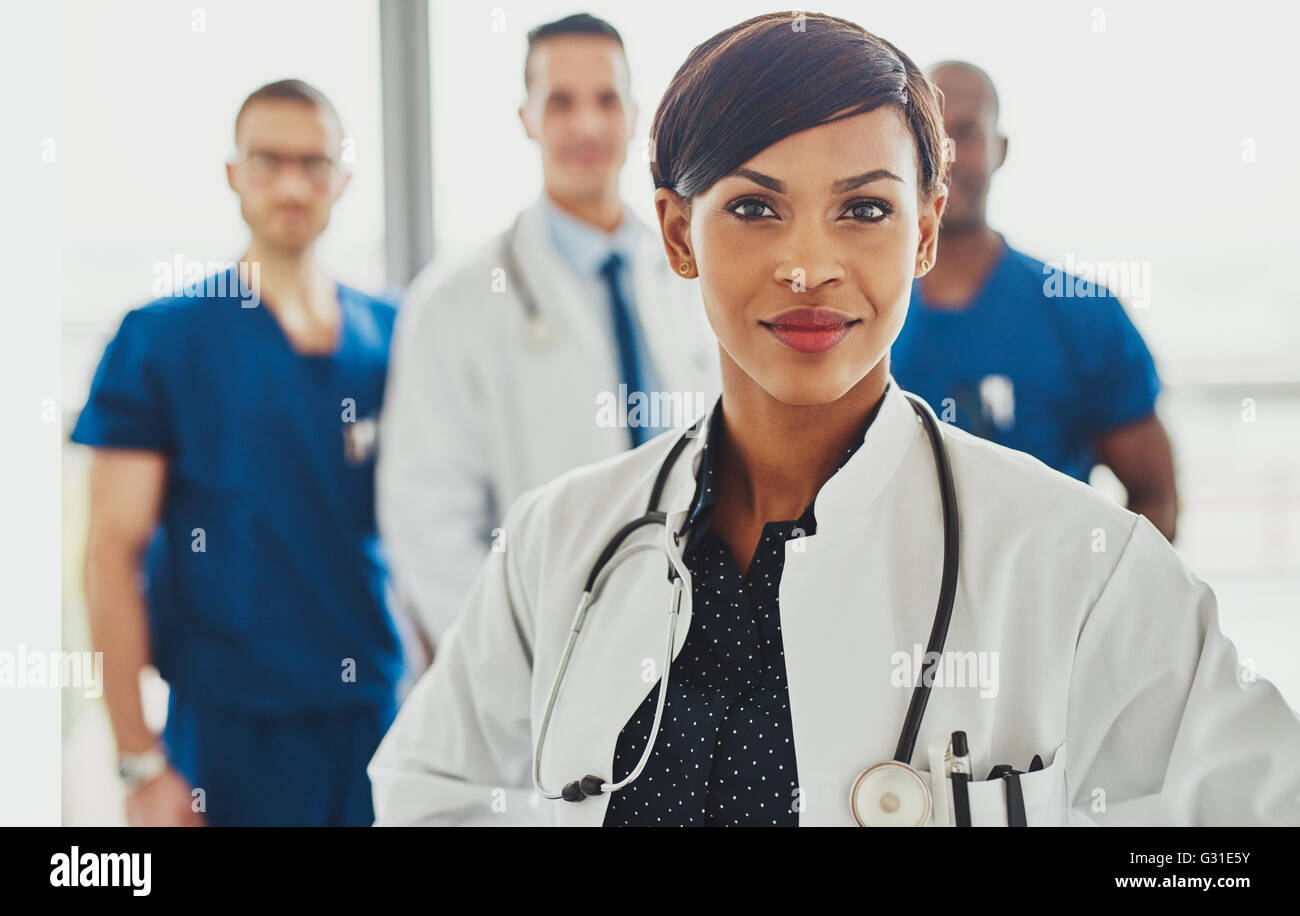 Femme médecin noir menant équipe médicale de l'hôpital, stéthoscope autour du cou Banque D'Images
