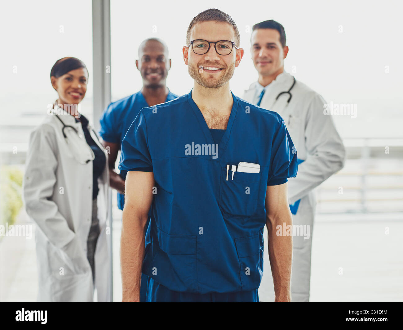 Médecin confiant détendue à l'équipe médicale, hôpital, jeune chirurgien looking at camera Banque D'Images