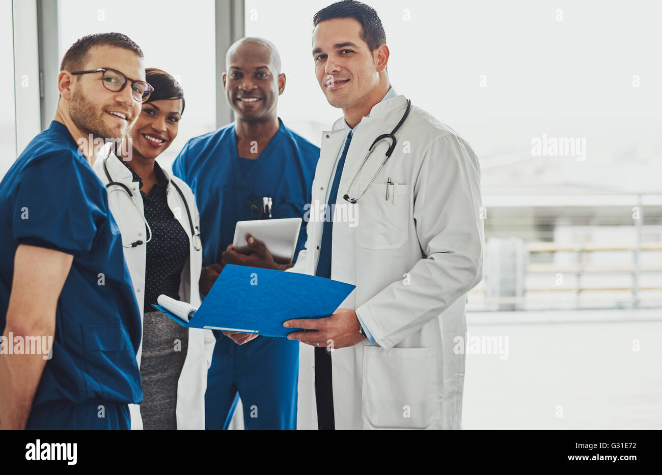 Doctors Standing together à la confiance détendue smiling at camera Banque D'Images