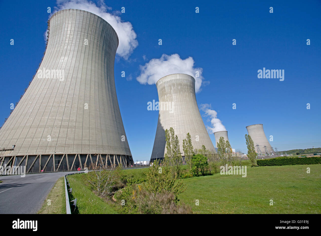 Les tours de refroidissement de la centrale nucléaire EDF de Dampierre-en-burly France a commandé en 1980, il génère un peu moins de 25 000 GWh annua Banque D'Images