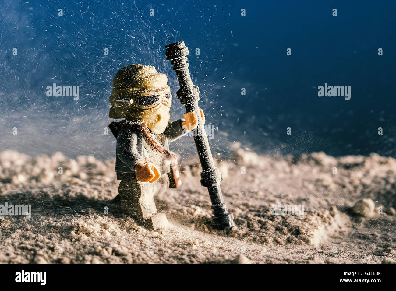 Une Figurine Lego Avec Une Arme à Feu Et Le Mot w Dessus.
