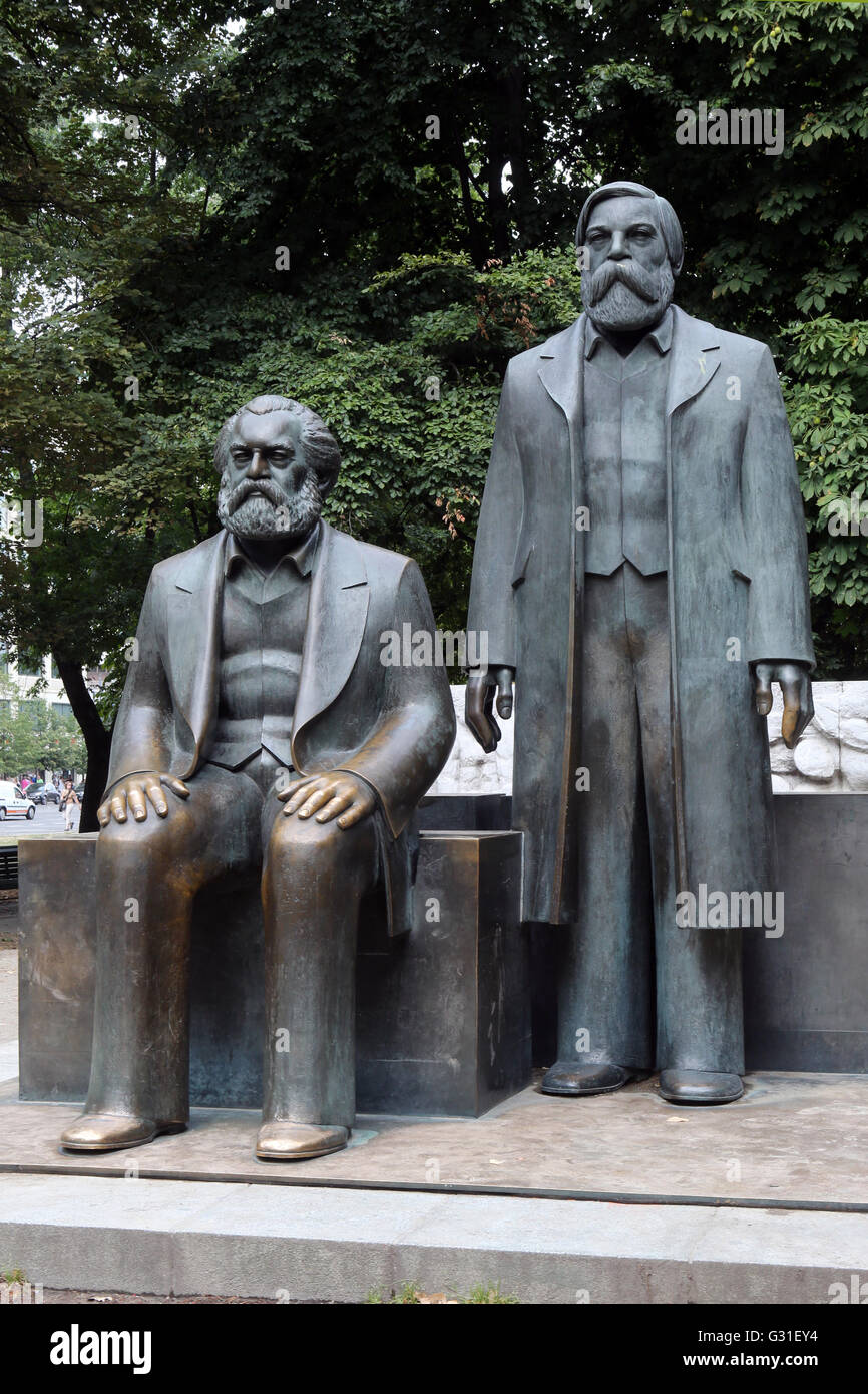 Berlin, Allemagne, les statues de bronze de Karl Marx et Friedrich Engels Banque D'Images