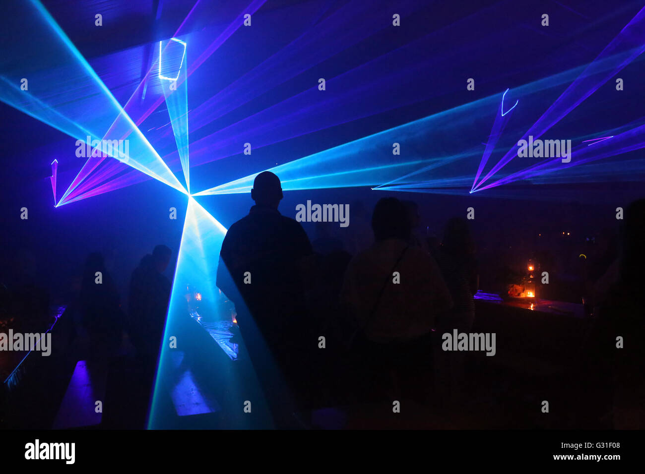 Hambourg, Allemagne, les gens regardent un spectacle au laser Banque D'Images