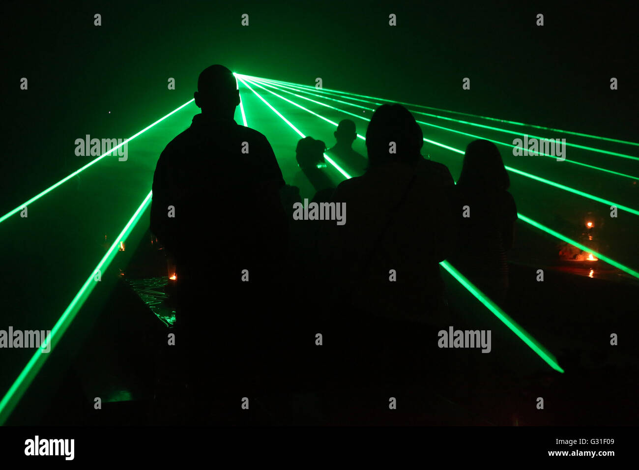 Hambourg, Allemagne, les gens regardent un spectacle au laser Banque D'Images