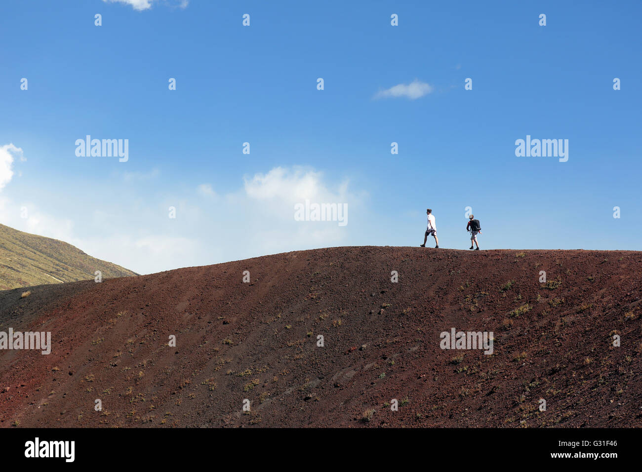 Catane, Italie, les garçons prendre une marche sur l'Aetna Banque D'Images