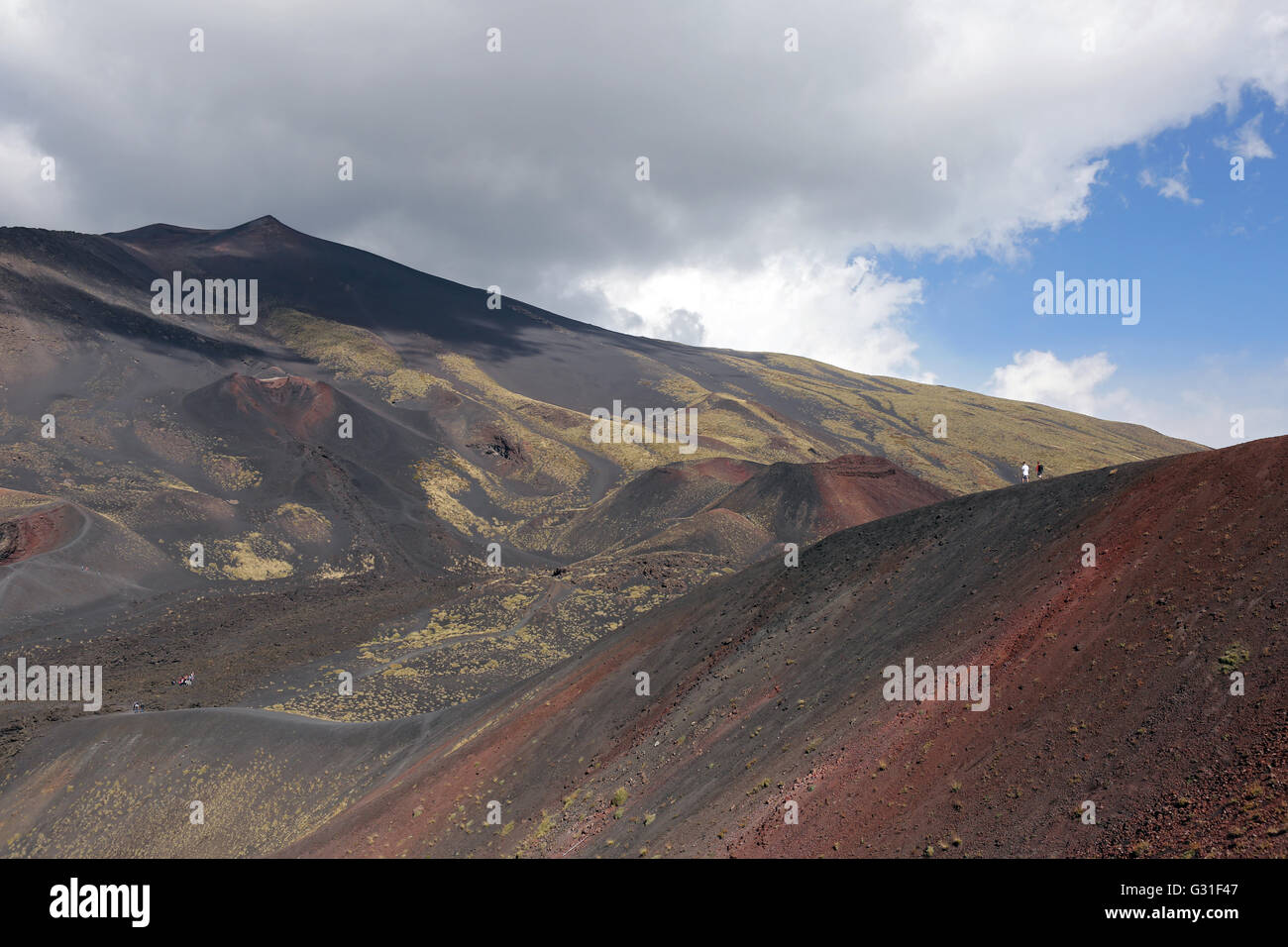 Catane, Italie, les garçons prendre une marche sur l'Aetna Banque D'Images