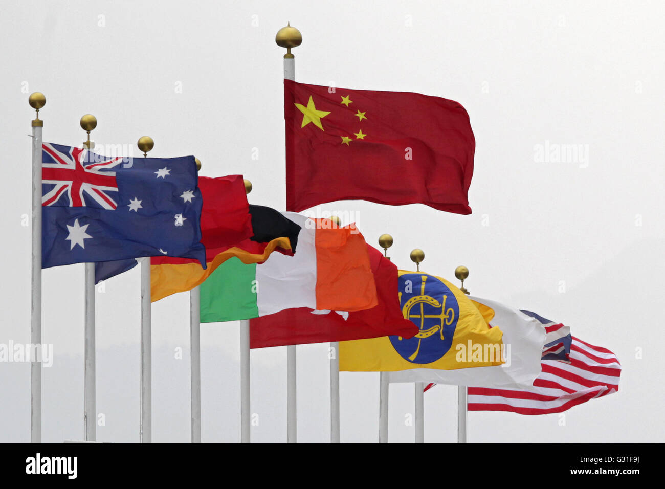 Hong Kong, Chine, de drapeaux nationaux de différents pays dans le vent, les Chinois sur tous les Banque D'Images